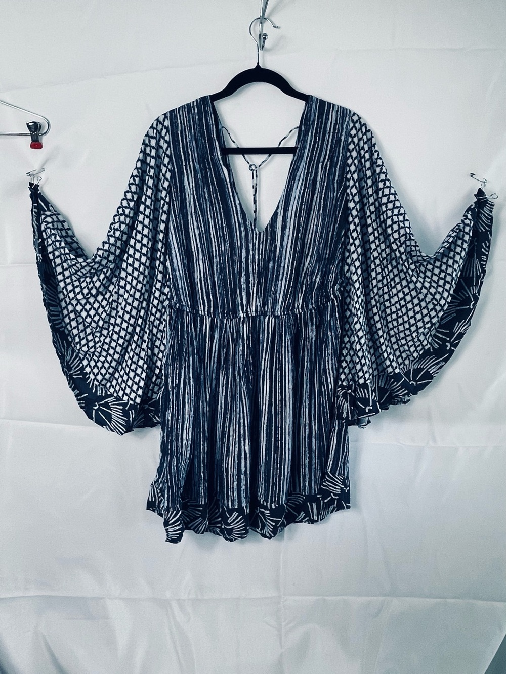 Tommy Bahama Blue & White Patterned V-Neck Tie Back Swim Cover Mini Dress NWOT L